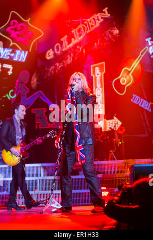 Ostrava, Repubblica Ceca. 22 Maggio, 2015. Joe Elliott, cantante inglese di rock band Def Leppard eseguendo in Ostrava, Repubblica ceca, 22 maggio 2015. © Petr Sznapka/CTK foto/Alamy Live News Foto Stock