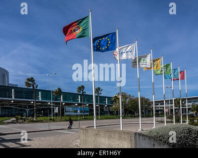 LISBONA, PORTOGALLO - 05 MARZO 2015: Vista esterna dell'edificio del terminal dell'aeroporto di Lisbona Portela Foto Stock