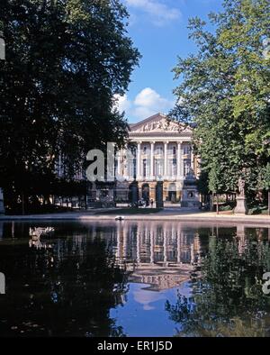 Palazzo della nazione (Palais de la Nation) visto dal Parc de Bruxelles, Bruxelles, Belgio, Europa occidentale. Foto Stock