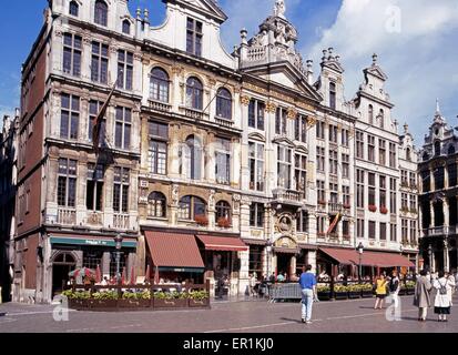 Caffetterie nella Grand Place di Bruxelles, Belgio, Europa Foto Stock