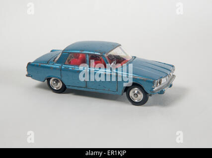 Vintage auto giocattolo. Anni sessanta Corgi modello 252 Rover 2000 P6 con "Trans-o-lite' fari, martoriata da giocare. Realizzato dal 1963 al 1966 Foto Stock