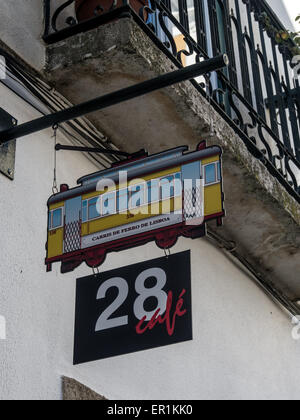 LISBONA, PORTOGALLO - 06 MARZO 2015: Cartello per il Tram Stop Cafe Foto Stock