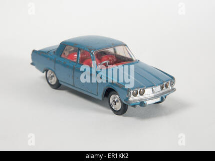 Vintage auto giocattolo. Anni sessanta Corgi modello 252 Rover 2000 P6 con "Trans-o-lite' fari, martoriata da giocare. Realizzato dal 1963 al 1966 Foto Stock