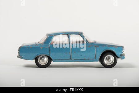 Vintage auto giocattolo. Anni sessanta Corgi modello 252 Rover 2000 P6 con "Trans-o-lite' fari, martoriata da giocare. Realizzato dal 1963 al 1966 Foto Stock