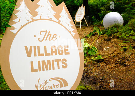 Virgin Trains segno, membri "il Villaggio dei limiti nei boschi. Durante il Festival No.6. In Portmeirion Foto Stock