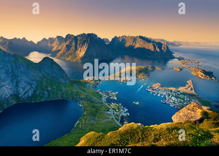 Isole Lofoten. Vista da Reinebringen a isole Lofoten, situato in Norvegia durante il periodo estivo il tramonto. Foto Stock