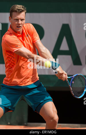 Parigi, Francia. 25 Maggio, 2015. Tomas BERDYCH (CZE) in azione in un primo round match contro Yoshihito Nishioka (JPN) al giorno due del 2015 Open di Francia di tennis del torneo al Roland Garros di Parigi, Francia. Sydney bassa/Cal Sport Media. Credito: csm/Alamy Live News Foto Stock