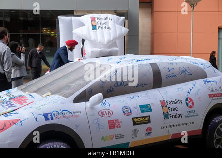 Sydney, Australia. 25 Maggio, 2015. Gonfiabile di auto e moto in Chippendale Sydney per incoraggiare la comunità a firmare e a prendere il pegno in anticipo dell'Australia fatalità libera giornata di venerdì il 29 maggio 2015 per eliminare tutte le vittime di incidenti stradali in questo giorno e la sicurezza stradale. Credit: modello10/Alamy Live News Foto Stock