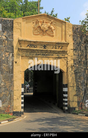 Cancello principale entrata nelle mura del centro storico di Fort Frederick, Trincomalee, Sri Lanka, Asia datata 1675 'Dieu et mon Droit' stemma Foto Stock