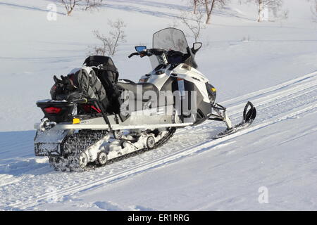 Una motoslitta sulla neve, Dapmotjavri, Norvegia Foto Stock