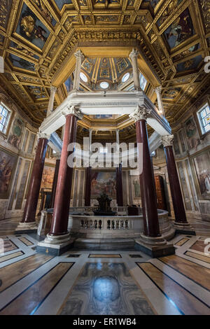 Roma. L'Italia. Battistero del Laterano e la Basilica di San Giovanni in Laterano. Foto Stock