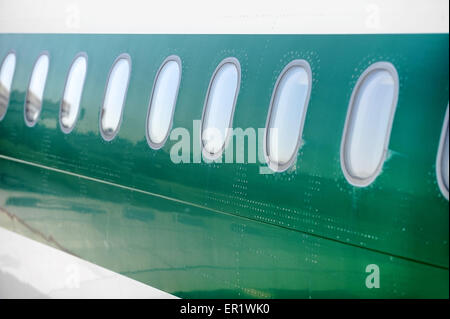 Aeroplano windows in fila su di una fusoliera verde Foto Stock