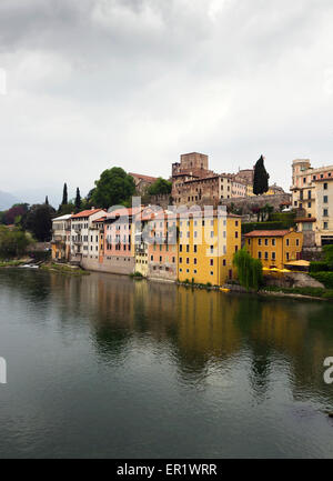 Vista dal ponte del villaggio italiano Basano Del Grappa e bella riflessione sul fiume Brenta Foto Stock