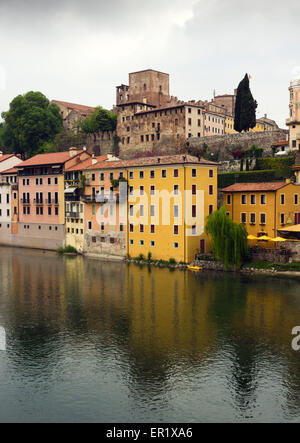 Bellissima vista del romantico villaggio italiano Basano Del Grappa oltre il fiume Brenta Foto Stock