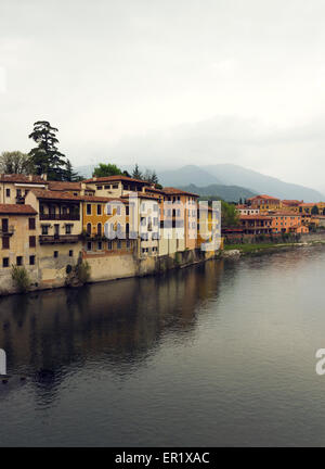 Vista delle vecchie case e colline. Villaggio Italiano Basano Del Grappa oltre il fiume Brenta Foto Stock