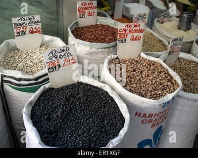 LISBONA, PORTOGALLO - 06 MARZO 2015: Fagioli in sacchi all'esterno di un piccolo negozio di gastronomia a Lisbona Foto Stock