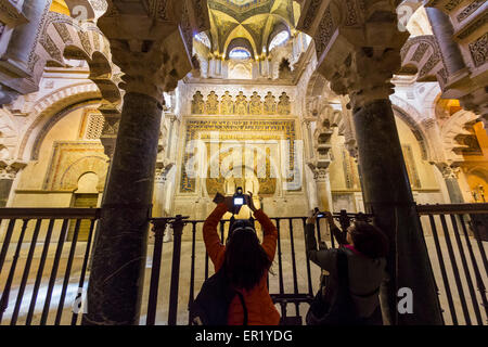 Cordoba, in provincia di Cordoba, Andalusia, Spagna meridionale. Due visitatori di scattare le foto il mihrab in La Mezquita, o Grande moschea. Foto Stock