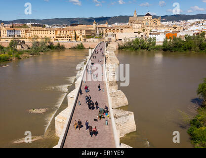 Cordoba, in provincia di Cordoba, Andalusia, Spagna meridionale. Vista attraverso il ponte romano alla Grande Moschea da Torre de Calahorra Foto Stock