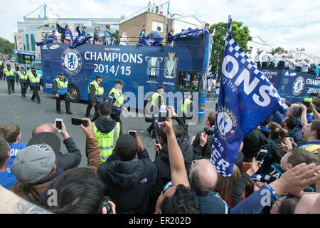 Londra, Regno Unito. Il 25 maggio 2015. Chelsea Football giocatori a sinistra Stamford Bridge per una parata di vittoria sul double decker bus accolto da migliaia di sostenitori giubilante dopo la vittoria del 2015 Premier League inglese Credito: amer ghazzal/Alamy Live News Foto Stock