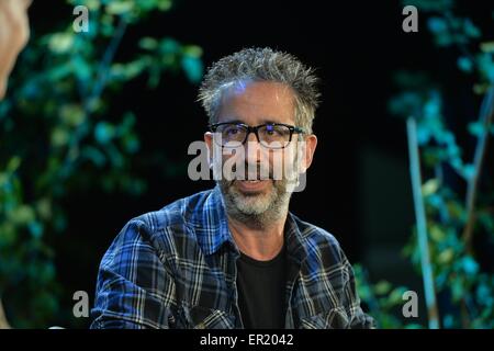 Hay on Wye, Wales, Regno Unito. 25 Maggio, 2015. Il comico David Baddiel parlando del suo libro "L'organismo genitore' al fieno Festival della Letteratura 2015 . Talvolta descritta come "Woodstock della mente' il festival attrae decine di migliaia di visitatori per ascoltare alcuni dei th migliori scrittori e poeti di tutto il mondo i dieci giorni della manifestazione Photo credit: keith morris / Alamy Live News Foto Stock