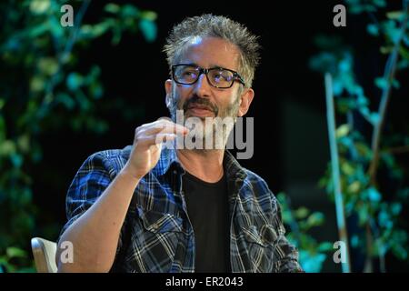 Hay on Wye, Wales, Regno Unito. 25 Maggio, 2015. Il comico David Baddiel parlando del suo libro "L'organismo genitore' al fieno Festival della Letteratura 2015 . Talvolta descritta come "Woodstock della mente' il festival attrae decine di migliaia di visitatori per ascoltare alcuni dei th migliori scrittori e poeti di tutto il mondo i dieci giorni della manifestazione Photo credit: keith morris / Alamy Live News Foto Stock