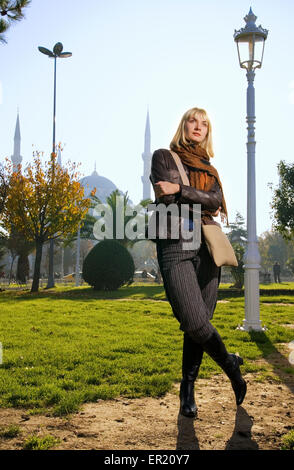 Bella giovane donna in attesa di qualcuno Foto Stock