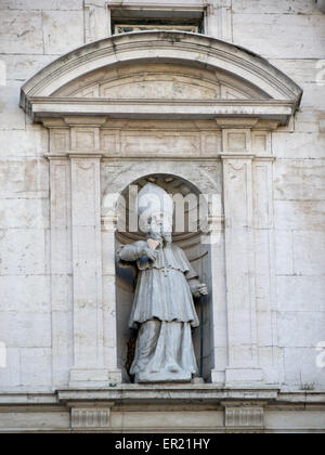 LISBONA, PORTOGALLO - 06 MARZO 2015: Statua di un santo sulla facciata anteriore del monastero di São Vicente de Fora Foto Stock