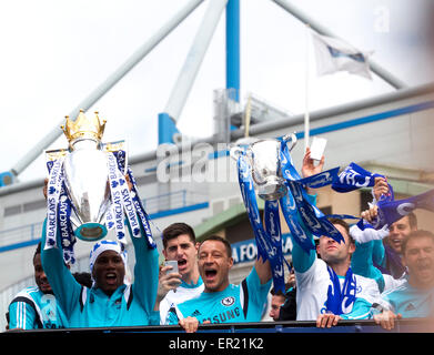 Londra, Regno Unito. Il 25 maggio 2015. Chelsea Football giocatori a sinistra Stamford Bridge per una parata di vittoria sul double decker bus accolto da migliaia di sostenitori giubilante dopo la vittoria del 2015 Premier League inglese Credito: amer ghazzal/Alamy Live News Foto Stock
