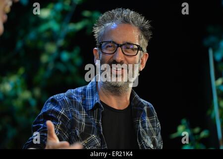 Hay on Wye, Wales, Regno Unito. 25 Maggio, 2015. Il comico David Baddiel parlando del suo libro "L'organismo genitore' al fieno Festival della Letteratura 2015 . Talvolta descritta come "Woodstock della mente' il festival attrae decine di migliaia di visitatori per ascoltare alcuni dei th migliori scrittori e poeti di tutto il mondo i dieci giorni della manifestazione Photo credit: keith morris / Alamy Live News Foto Stock