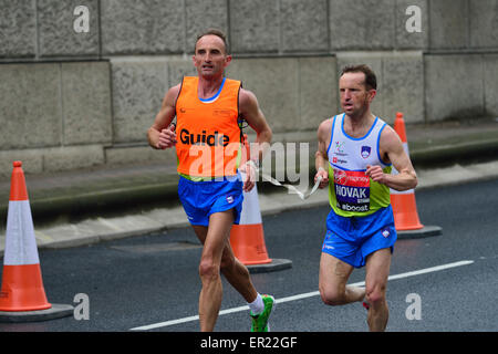 Ipovedenti runner con guida, 2015 Vergine denaro maratona di Londra, London, Regno Unito Foto Stock