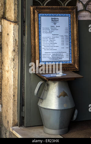 LISBONA, PORTOGALLO - 06 MARZO 2015: Menu a bordo al di fuori del Ristorante Cafe Foto Stock