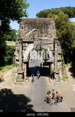 Roma. L'Italia. Arco di Druso. Arco di Druso. Foto Stock