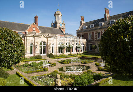 Il giardino bianco e la torre dell orologio a Somerleyton Hall country house, vicino Lowestoft, Suffolk, Inghilterra, Regno Unito Foto Stock