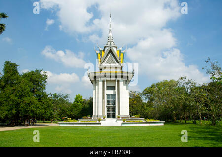 Stupa buddista costruito per ospitare i resti delle vittime scoperto a Choeung Ek killing fields al di fuori di Phnom Penh Cambogia. Foto Stock