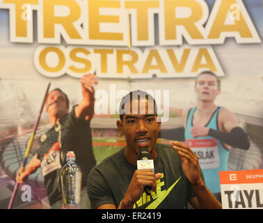 American salto triplo atleta Christian Taylor parla con media durante la IAAF World Challenge Ostrava Golden Spike meeting di atletica, in Ostrava, Repubblica Ceca, lunedì 25 maggio, 2015. (CTK foto/Petr Sznapka) Foto Stock