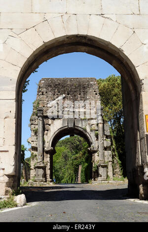 Roma. L'Italia. Arco di Druso, visto attraverso la Porta di San Sebastiano. Foto Stock