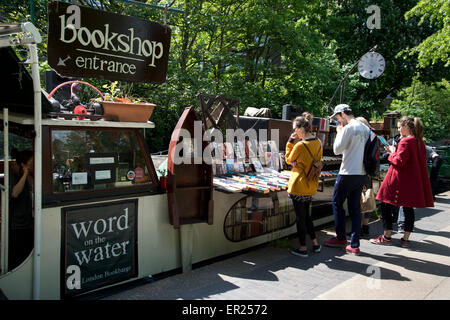 Londra. Victoria Park. Canal barge bookshop,'parola sull'acqua". Foto Stock