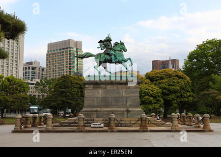 Statua del Grande samurai Kusunoki Masashige ad Oriente Gardens si trova a Tokyo Imperial Palace, Giappone. Foto Stock