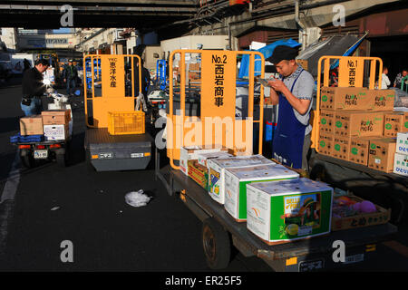 I lavoratori al famoso mercato del pesce Tsukiji area operativa. Tsukiji è il più grande mercato del pesce nel mondo. Foto Stock