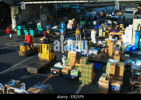 I lavoratori al famoso mercato del pesce Tsukiji area operativa. Tsukiji è il più grande mercato del pesce nel mondo. Foto Stock