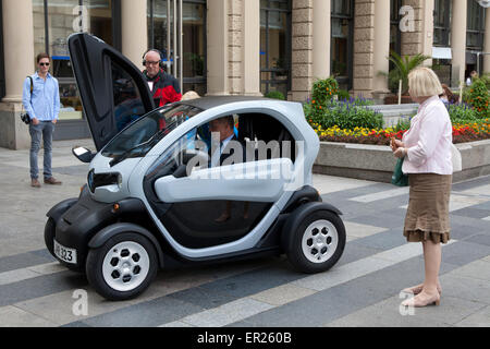 Auto elettrica Renault Twizy, Colonia, Germania. das Elektroauto Renault Twizy, Koeln, Deutschland. Foto Stock