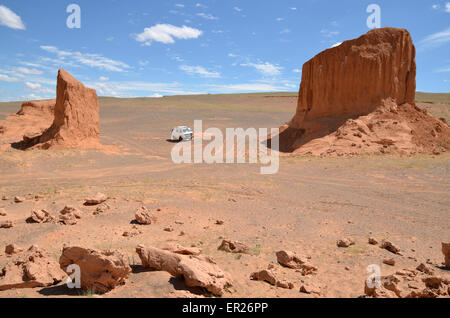 La mia auto a Bayanzag scogliere, noto anche come flaming cliffs, nel deserto del Gobi, Omnogovi provincia, Mongolia. Foto Stock