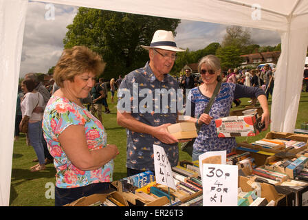 Persone navigando in un libro stallo a Fernhurst compiace fiera annuale, Fernhurst, West Sussex, Regno Unito. Foto Stock