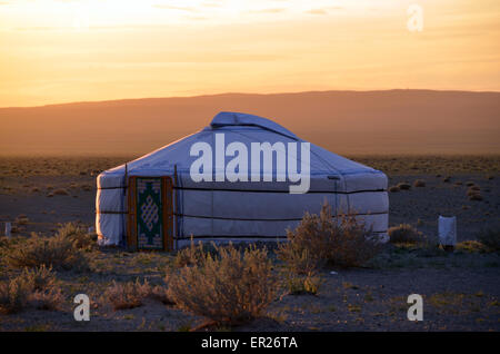 Yurta nel deserto del Gobi vicino al Khongoryn dune di sabbia, Omnogovi provincia, Mongolia meridionale.