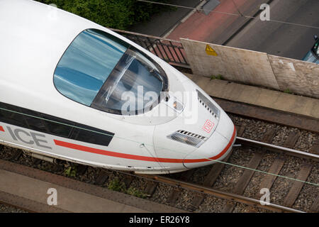 L'Europa, Germania, Colonia, treno ad alta velocità ICE nella contrada Deutz. Europa, Deutschland, Koeln, Hochgeschwindigkeitszug Foto Stock