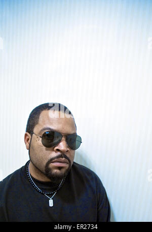 Philadelphia, Pennsylvania, USA. 16 Giugno, 2011. Il rapper e attore Ice Cube in posa per una fotografia in Philadelphia, PA per una promozione del suo filmato ''biglietto della lotteria" 13 agosto 2010. © Hiroko Tanaka/ZUMA filo/Alamy Live News Foto Stock