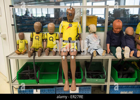 Sindelfingen, Germania. 11 Maggio, 2015. Misura di bambino crash test dummies schierati in officina fittizia della Mercedes-Benz impianto in Sindelfingen, Germania, 11 maggio 2015. Foto: Marijan Murat/dpa/Alamy Live News Foto Stock