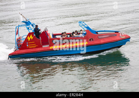 Gli ospiti godono di una corsa su Shockwave barca a baia di Bournemouth Dorset, nel maggio Foto Stock