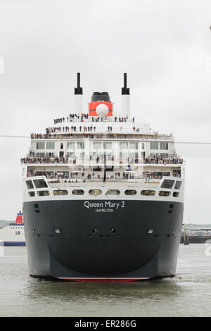 Liverpool, Regno Unito. 25 Maggio, 2015. La città di vetrine spettacolari Tre regine crociera in formazione sul fiume Mersey celebrando 175 anni della Cunard Line di spedizione. La Queen Mary 2 giri metà fiume. Credito: Michael Buddle/Alamy Live News Foto Stock