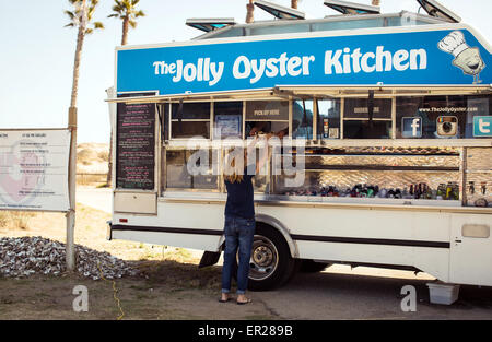 Il Jolly Oyster carrello alimentare al San Buenaventura membro spiaggia di Ventura, California. Foto Stock